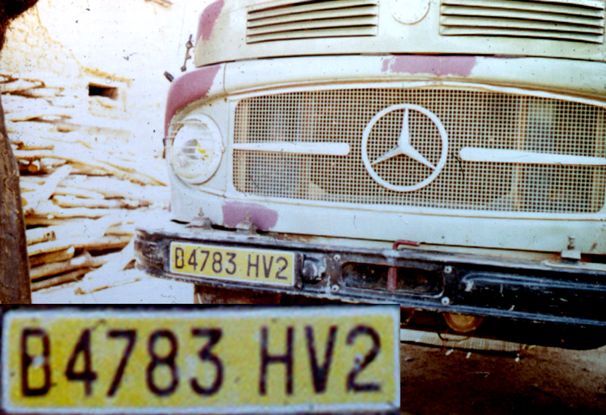 (BF_60-76)(RHV)-2=Bobo_Dioulasso_D_4783_HV_2_compf_(b-y)_M-B_lorry-Timbuctu-1973VB