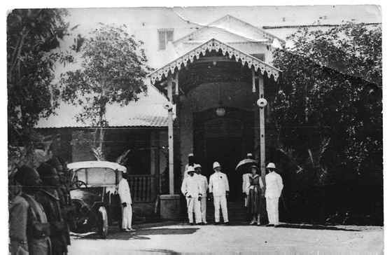 RDD_1920_First-car-Governor-Palace_www.jpg