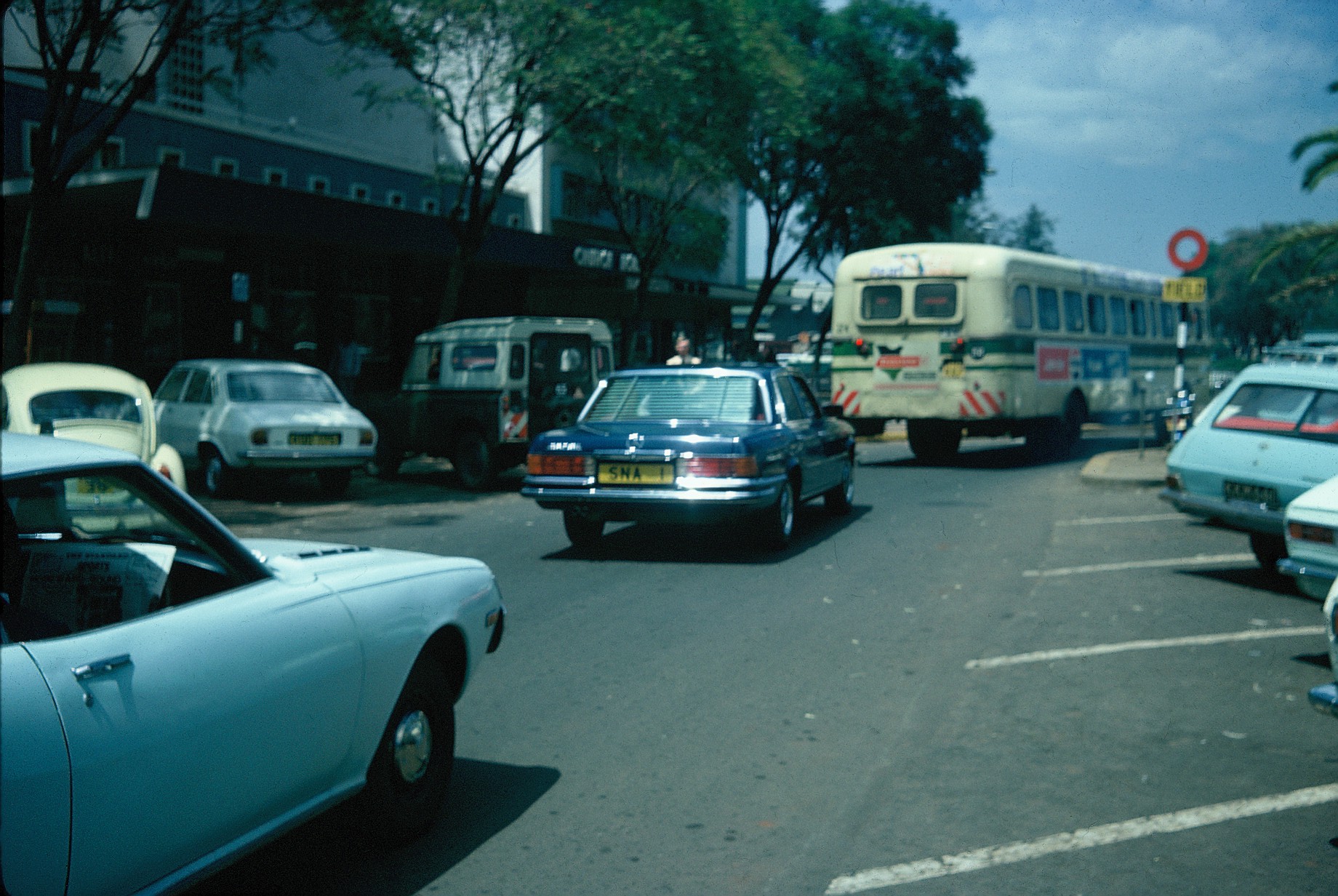 (EAK-gv,min_70-spkr_of_Nat-Assy)_SNA_1_Nairobi1976VB