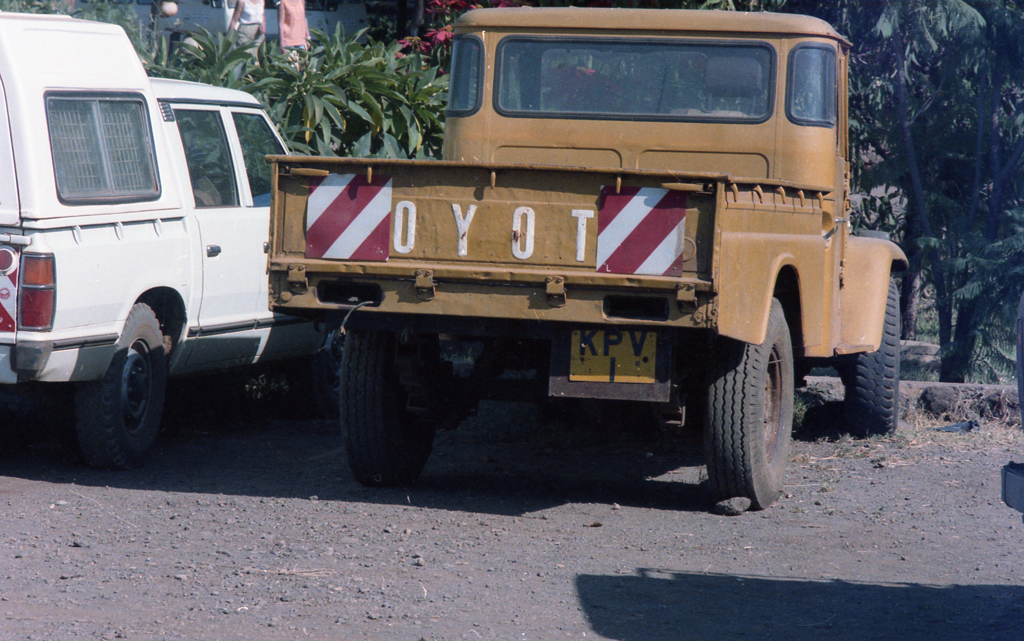 (EAK_50-75m)-Nairobi_72_KPV_1_Toyota_jeep-BL