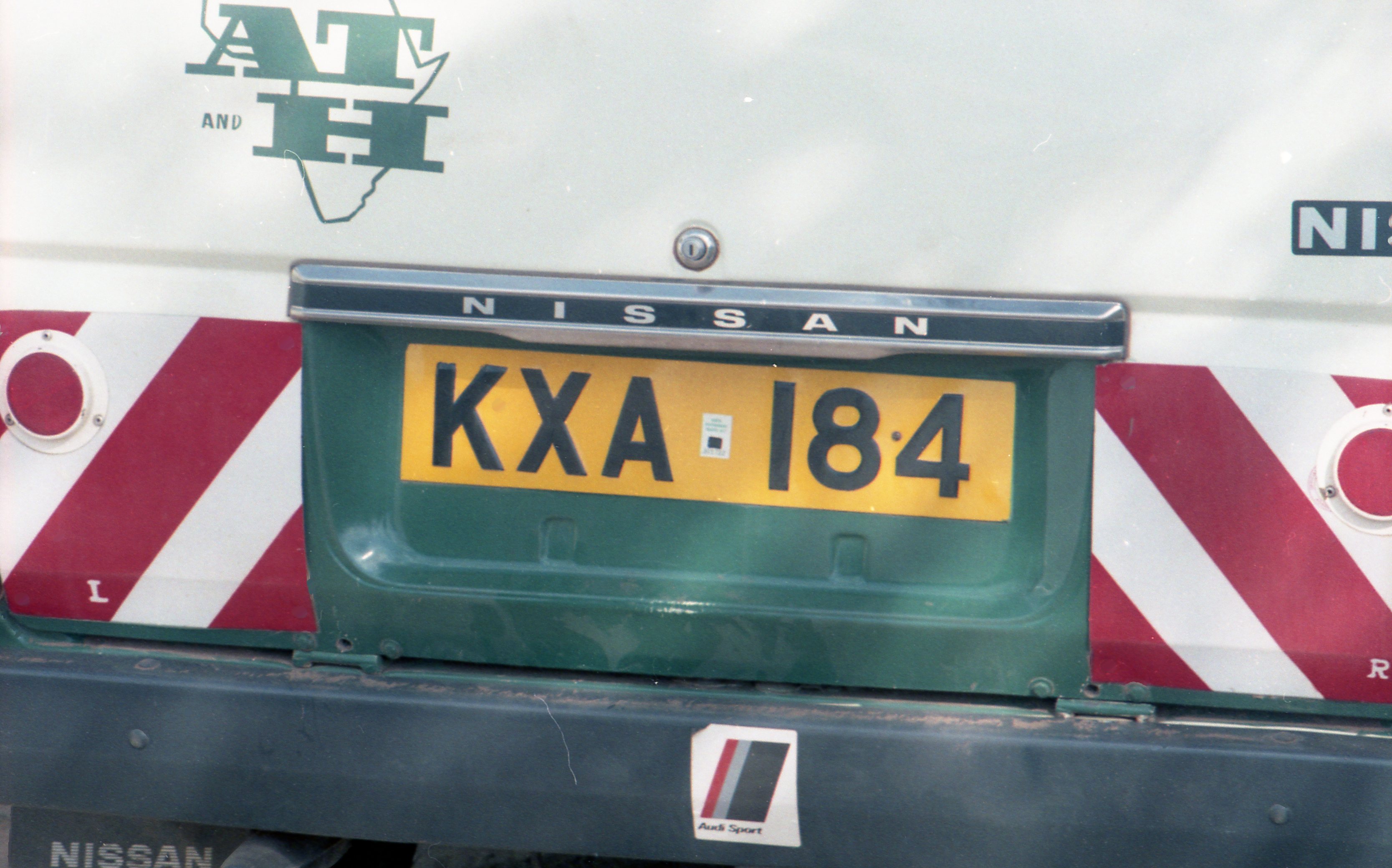 (EAK_75m-89)_KXA_184_(b-y)_cr_Nissan_minibus-BL