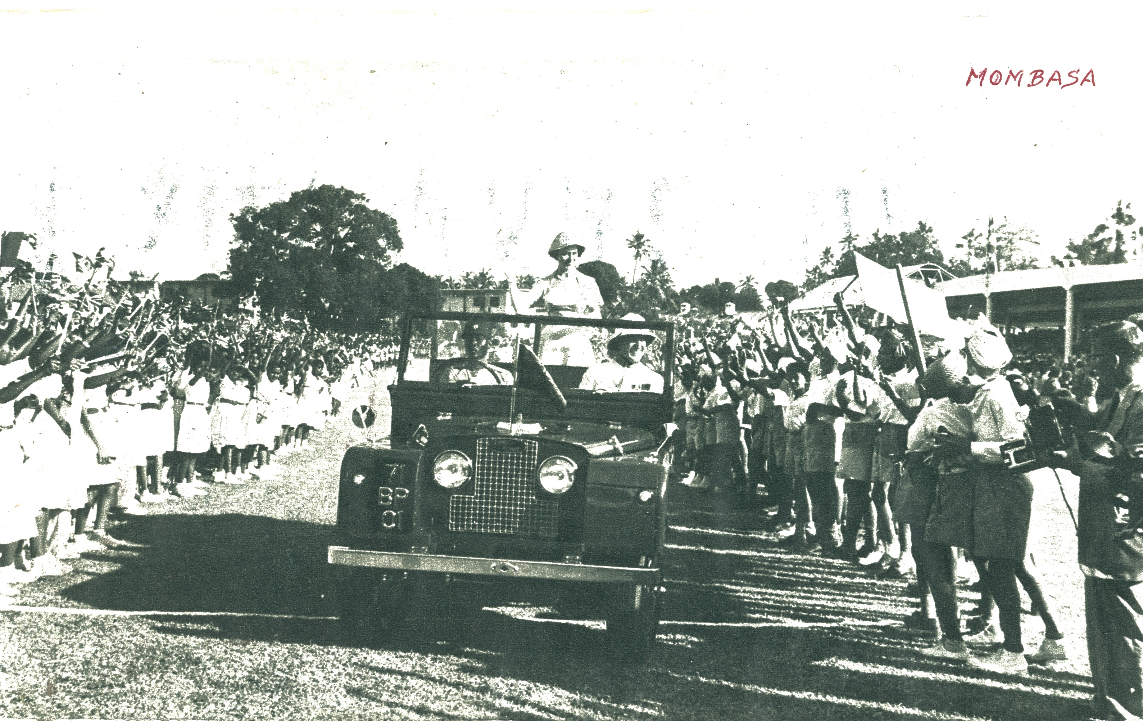 (GB)(mil_in_EAK)_71_BP_01_f_(QE2)_LRover-vbKS