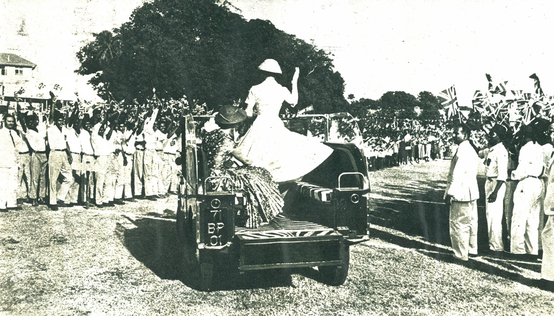 (GB)(mil_in_EAK)_71_BP_01_r_(QE2)_LRover-vbKS