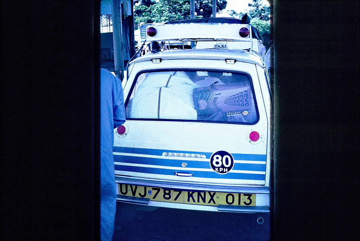 (EAU_78-93)_UVJ_787+KNX_013_Peu-404_taxi-Nairobi197VB