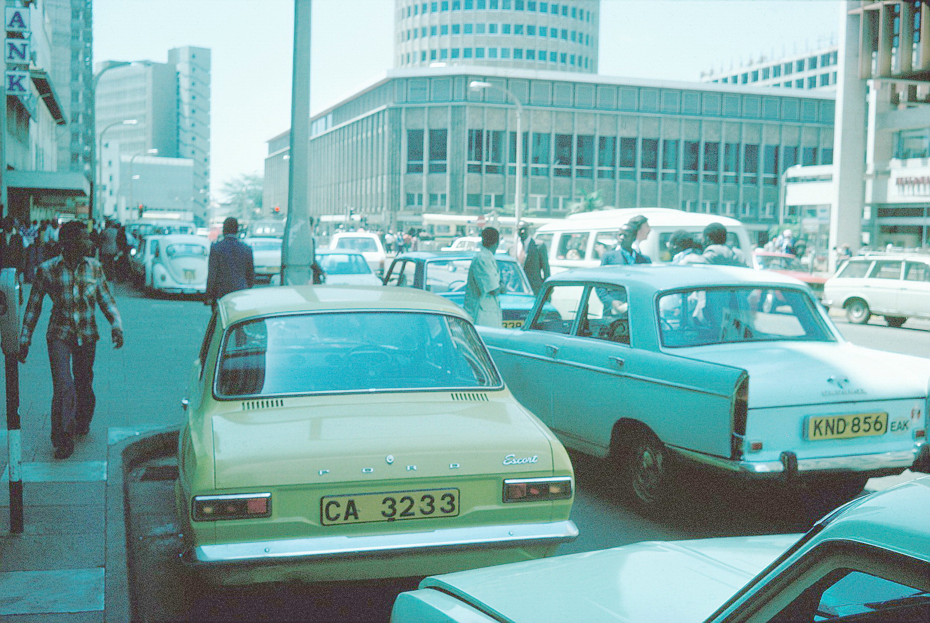 (MW_72-05)-Central_CA_3233_(b-y)_Nairobi-1976VB