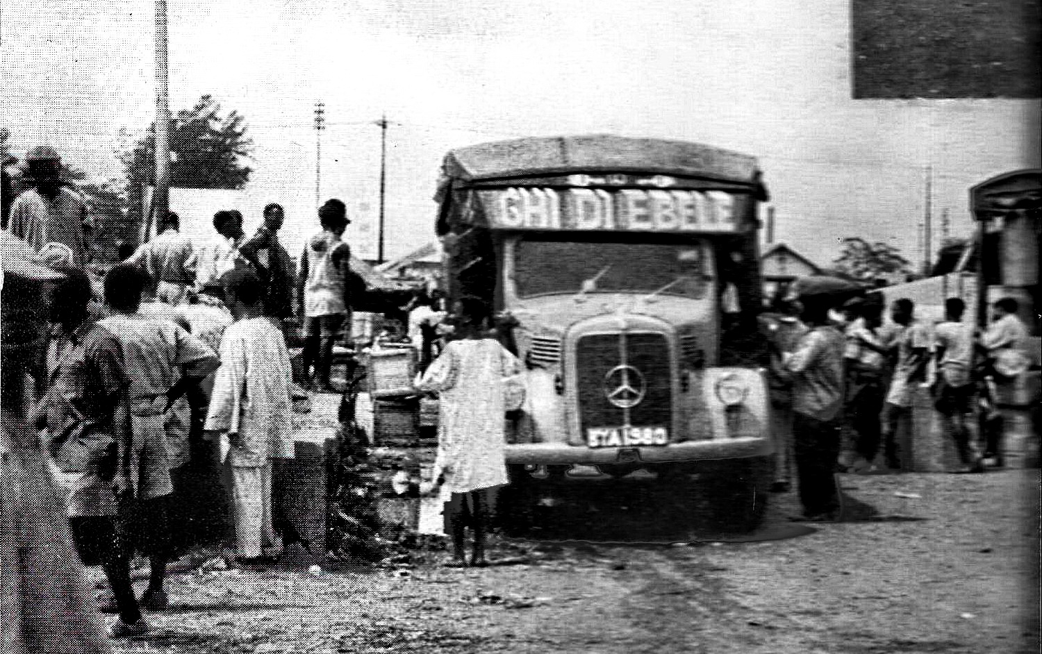 (NGR_07c-76)(WAN)-Jos_BYA_1980_M-B_lorry-vbKS