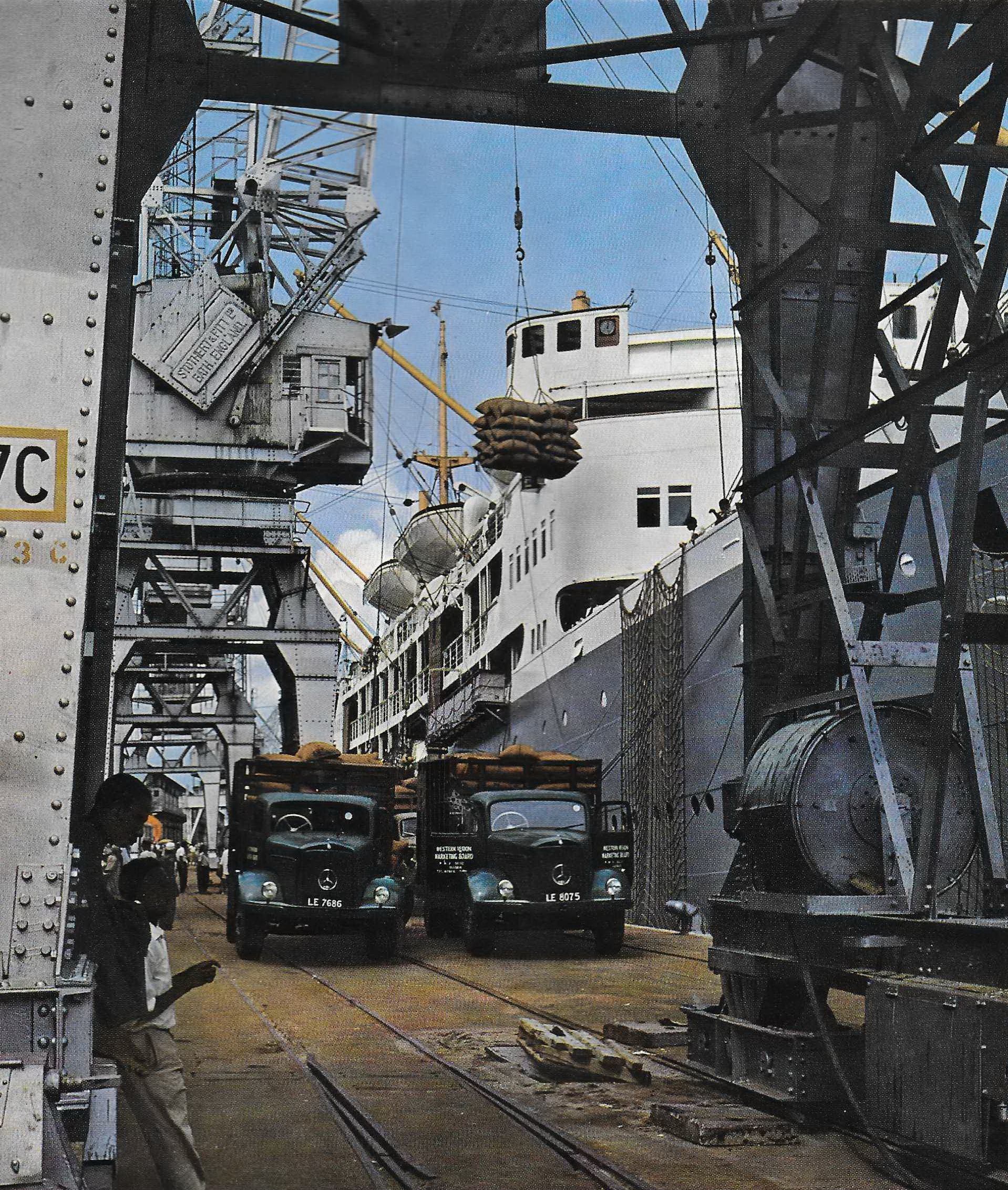(NGR_50s-76)(WAN)-Lagos_LE_7686_M-B_lorries-RW1954vb