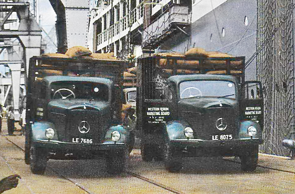(NGR_50s-76)(WAN)-Lagos_LE_8075_M-B_lorries-RW1954vb