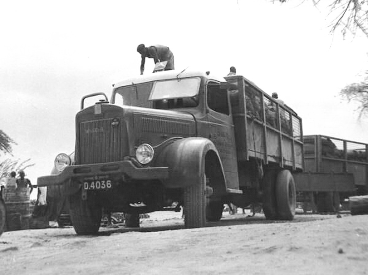 (RB_10s-53)(AOF)_D-4036_(w-b)_lorry-JEC