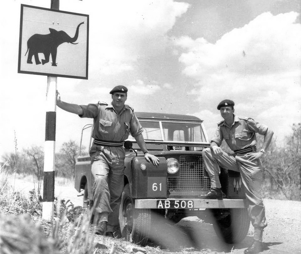 (ZW-gv,milpol_60s_maybe)_AB_508_(w-b)_LRover-mrVB