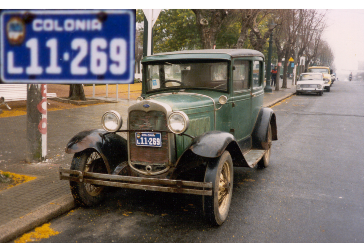 (ROU)-Colonia,Nueva_Palmira_L_11-269_comp_(w-bL_)_Ford_A-Colonia1989VB