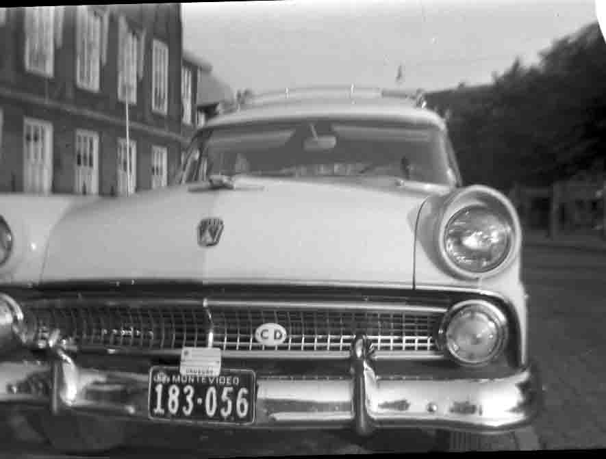 (ROU-cd_60s)-Montevideo_183-056_f_(w-b)_CD_oval_US_car