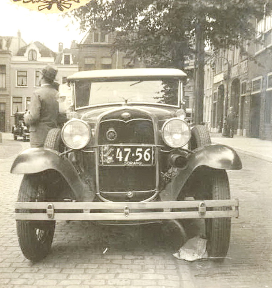 (ROU_30s)-Soriano_47-56_c1930Ford_A_dl_Roadster-vbU157KS