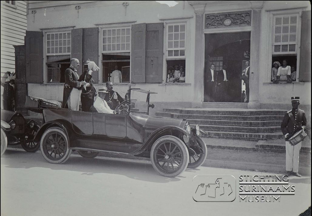 (SME_10c-54,21c)_51_Governor_Baron_van_Heemstra_in_front_of_Koloniale_Staten,_Paramaribo,__PL
