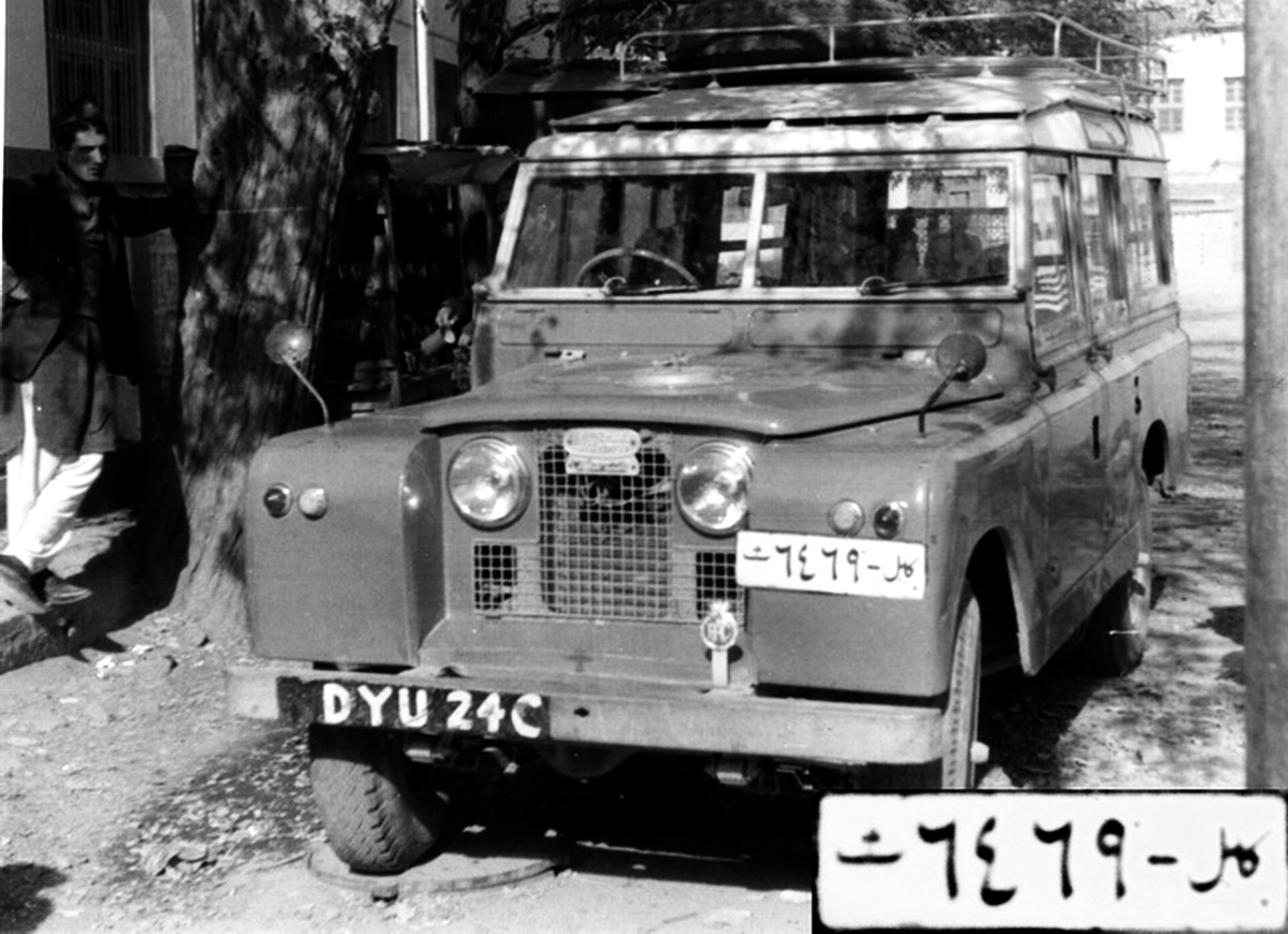 (AFG-txi_64c-79_)_T_6469_Kbl_comp_(b-w)_LRover1965VB