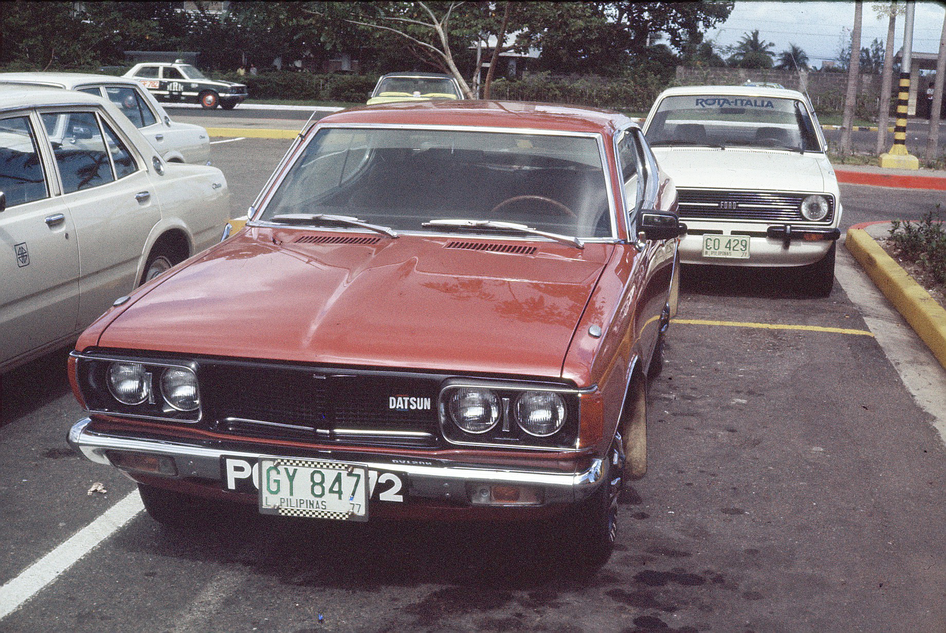 (RP_72-73)(Light_car)_L_GY_847_(g-w)_Datsun_Bluebird-1972VB