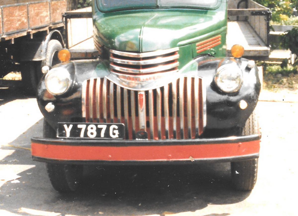 (SGP-cgo_72~,72_)(3ton+)_Y_787_G_(w-b)_Chev-lorry-vb1981QH
