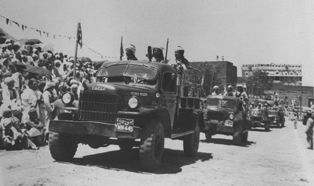 (YMN_50s)_YMN_445_(l-d)_Fargo_army_lorry-vbBL