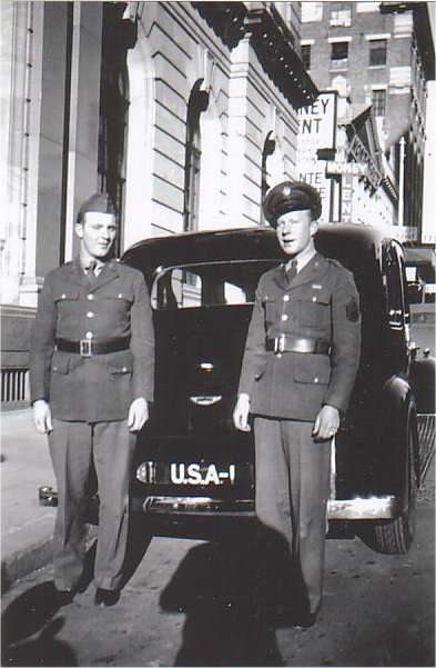 (AUS-mil_40s-si)_USA-1_r_Gen_McArthur_Wolseley-Sydney_anonvb