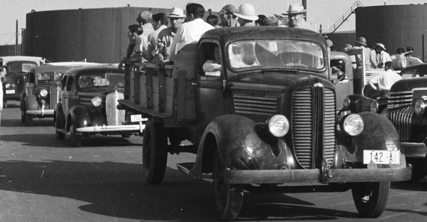 (NA_Aruba_40s)_142-A_San_Nicolas,_staff_leaving_refinery_detail_gahetna-nl_PL