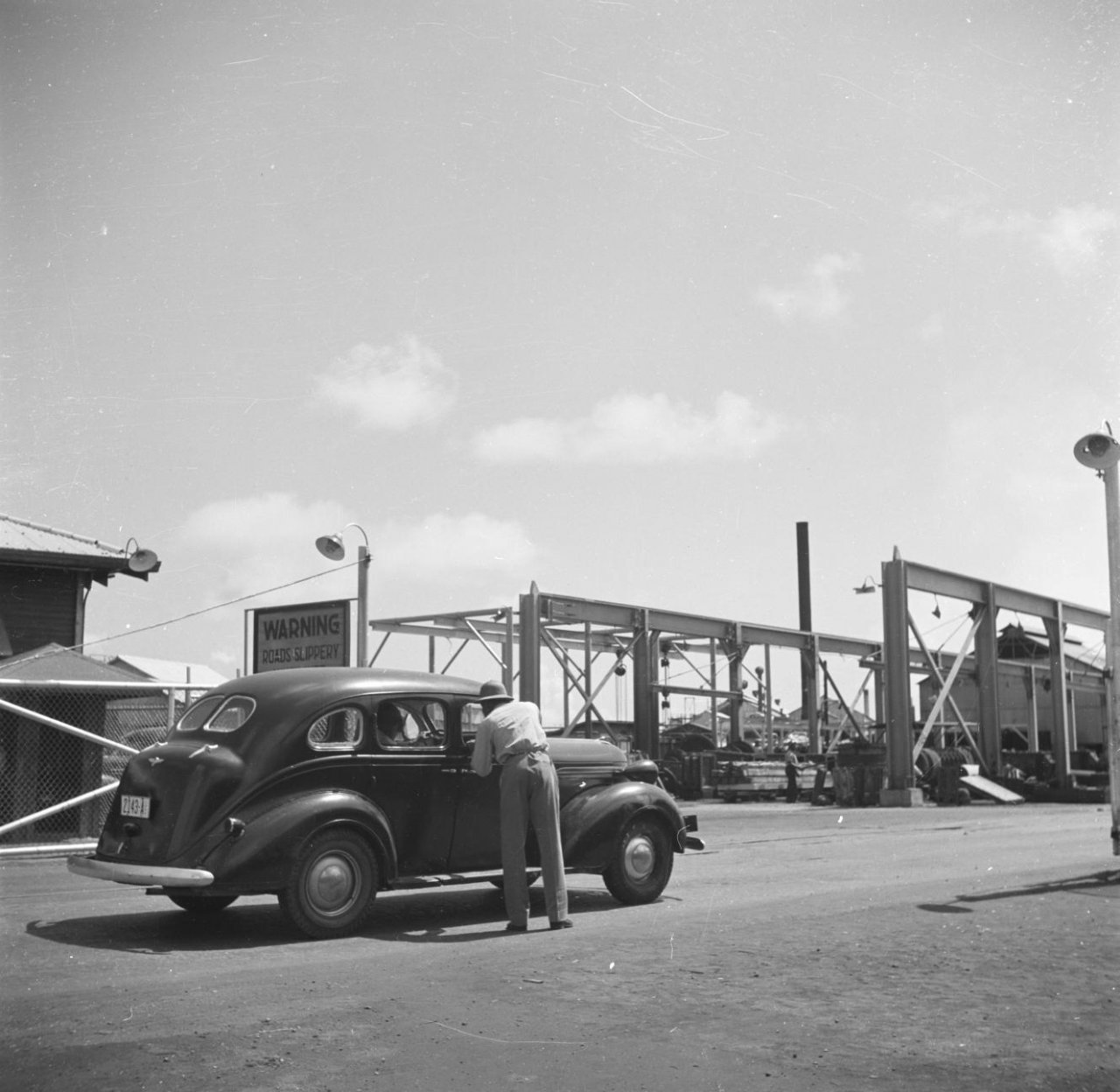 (NA_Aruba_48)_2143-A_entrance_to_oil_refinery_photo_Willem_vd_Poll_gahetna-nl_PL