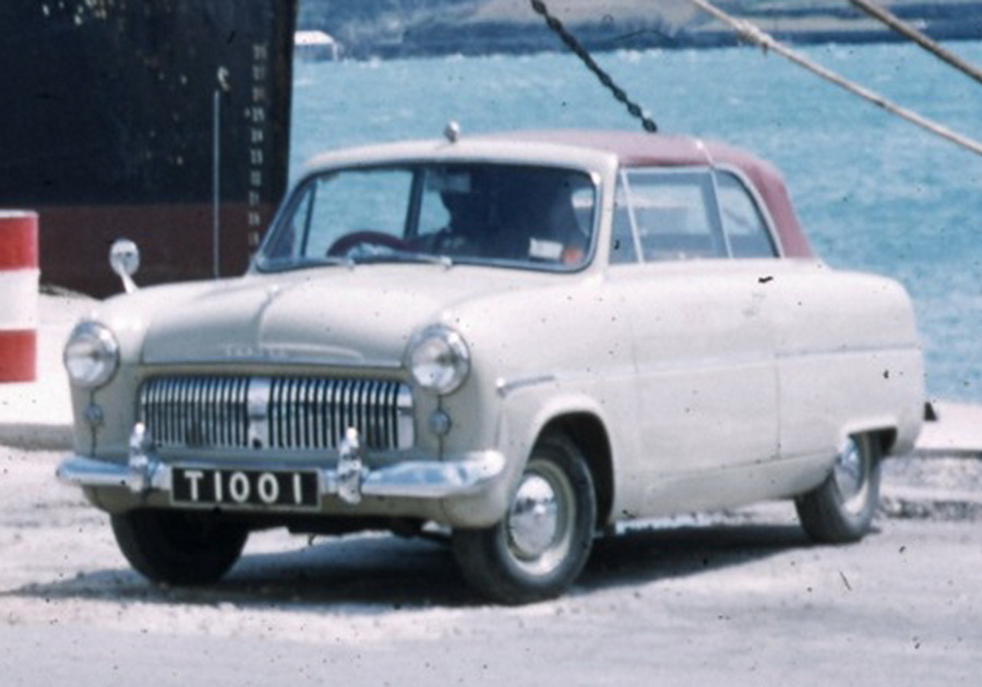 (Bermuda_46-75-psv-txi)_T_1001_(w-b)_wee-Hamilton_waterfront_1957-Flickr_VB