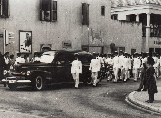 (NA_Curacao_56)_C-49_(b-w)_funeral_of_a_Marine,Flickr-PL