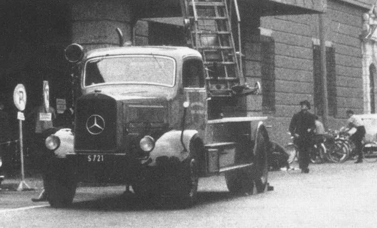 (A_47-90)-Salzburg,city_S_721_(w-bl)_maybe_municipal_M-B_lorry-vbA79KS