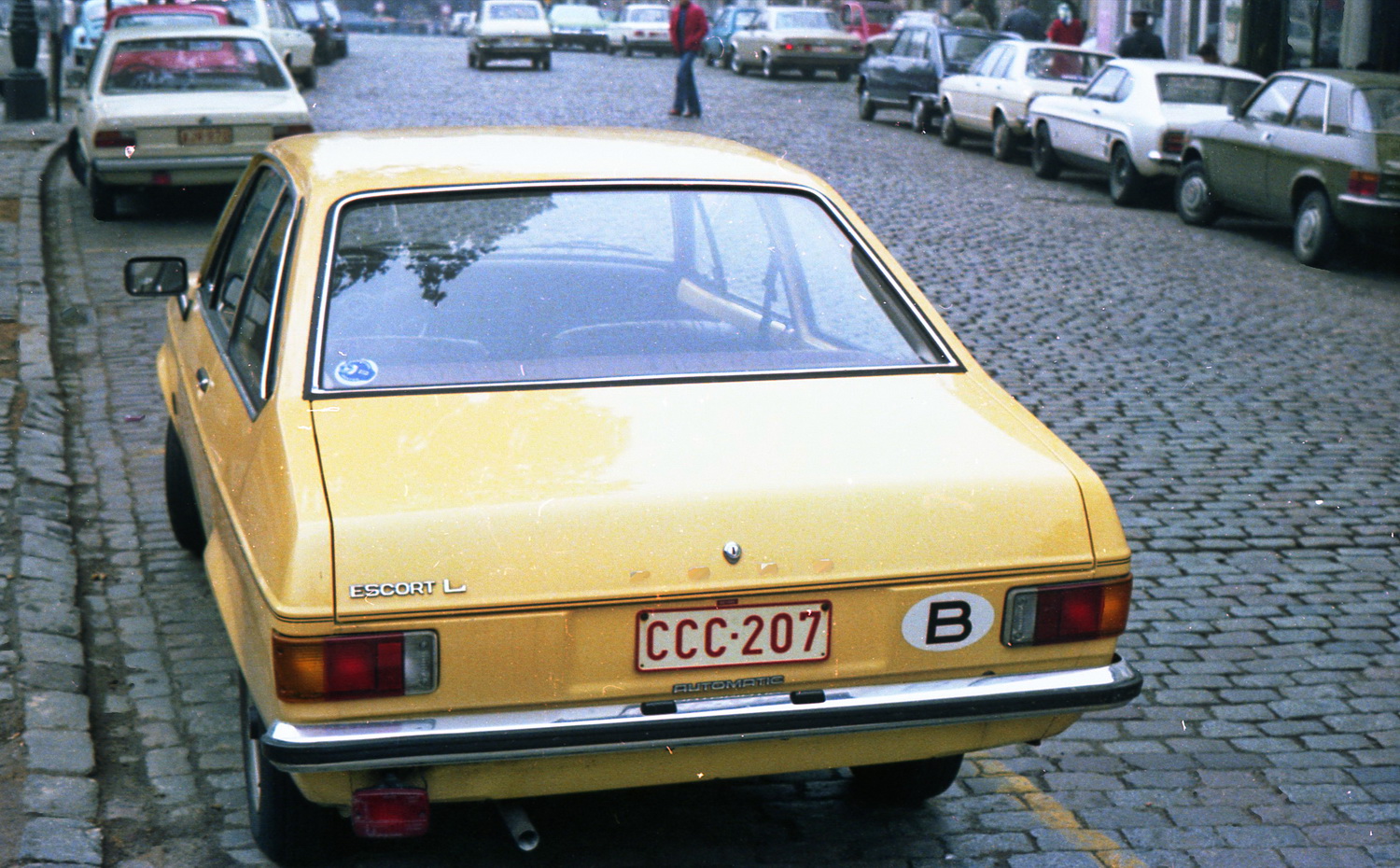 (B_73-10)_CCC-207_(r-w)_Ford_Escort-BL
