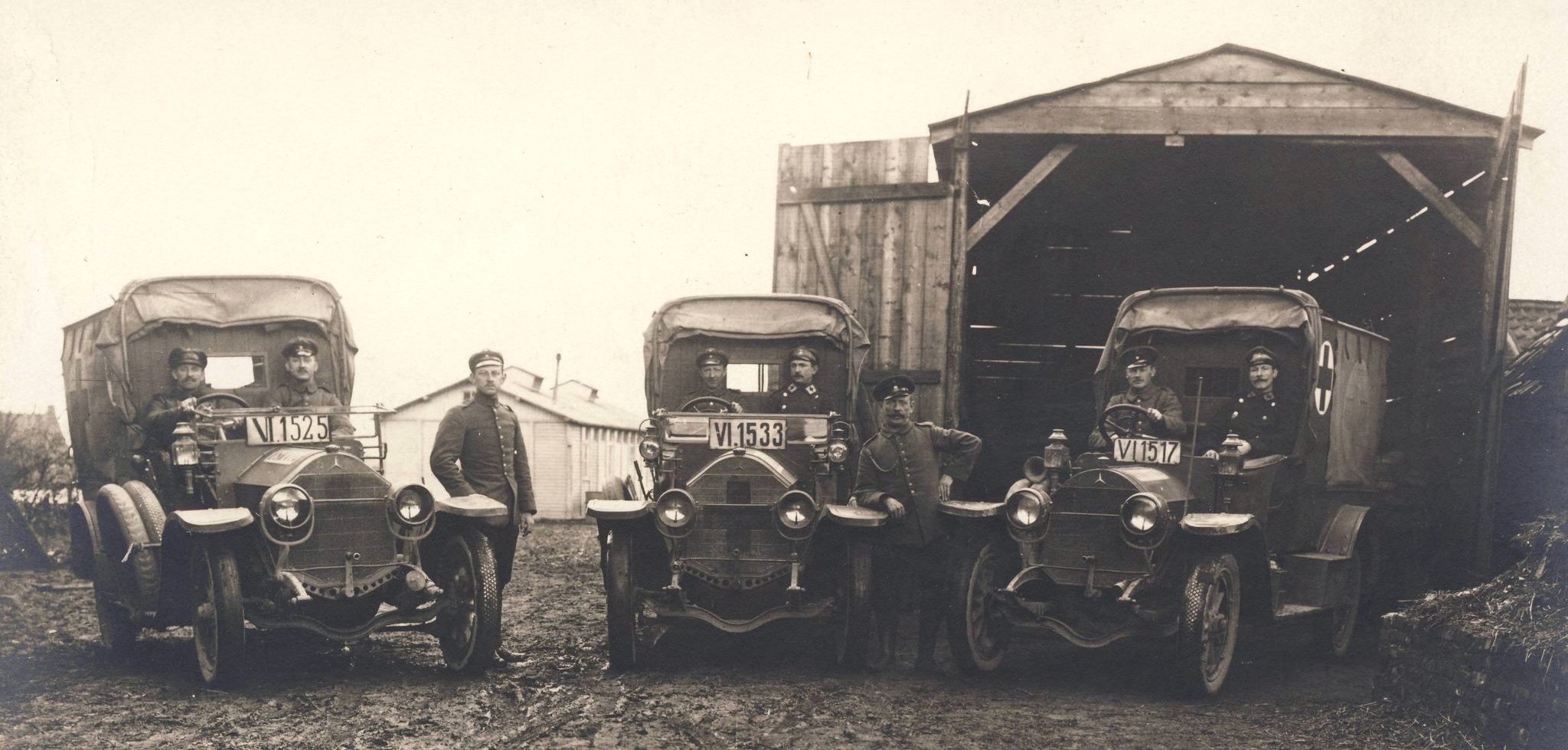 (D-mil_06-18)_6th_Army_6-1533+1525+1517_(b-w)_M-B_army_lorries-JEC
