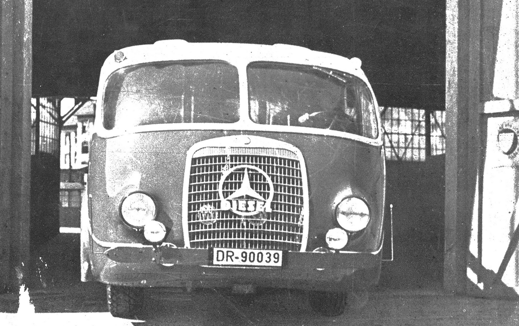 (D-off,rwy_33-45)_DR-90039_Deutsch_Reichbahn_M-B_bus-vbKSVB