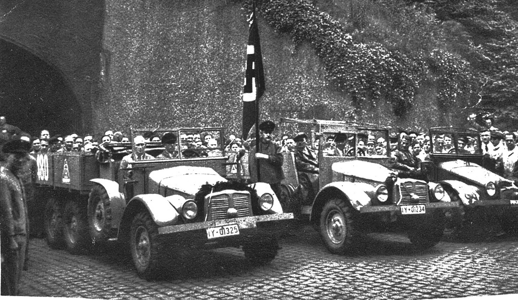 (D_Prussia,Dusseldorf_28-45)-dlr_1_Y-01325_+_01234_(r-w)_army_lorries-vbKS