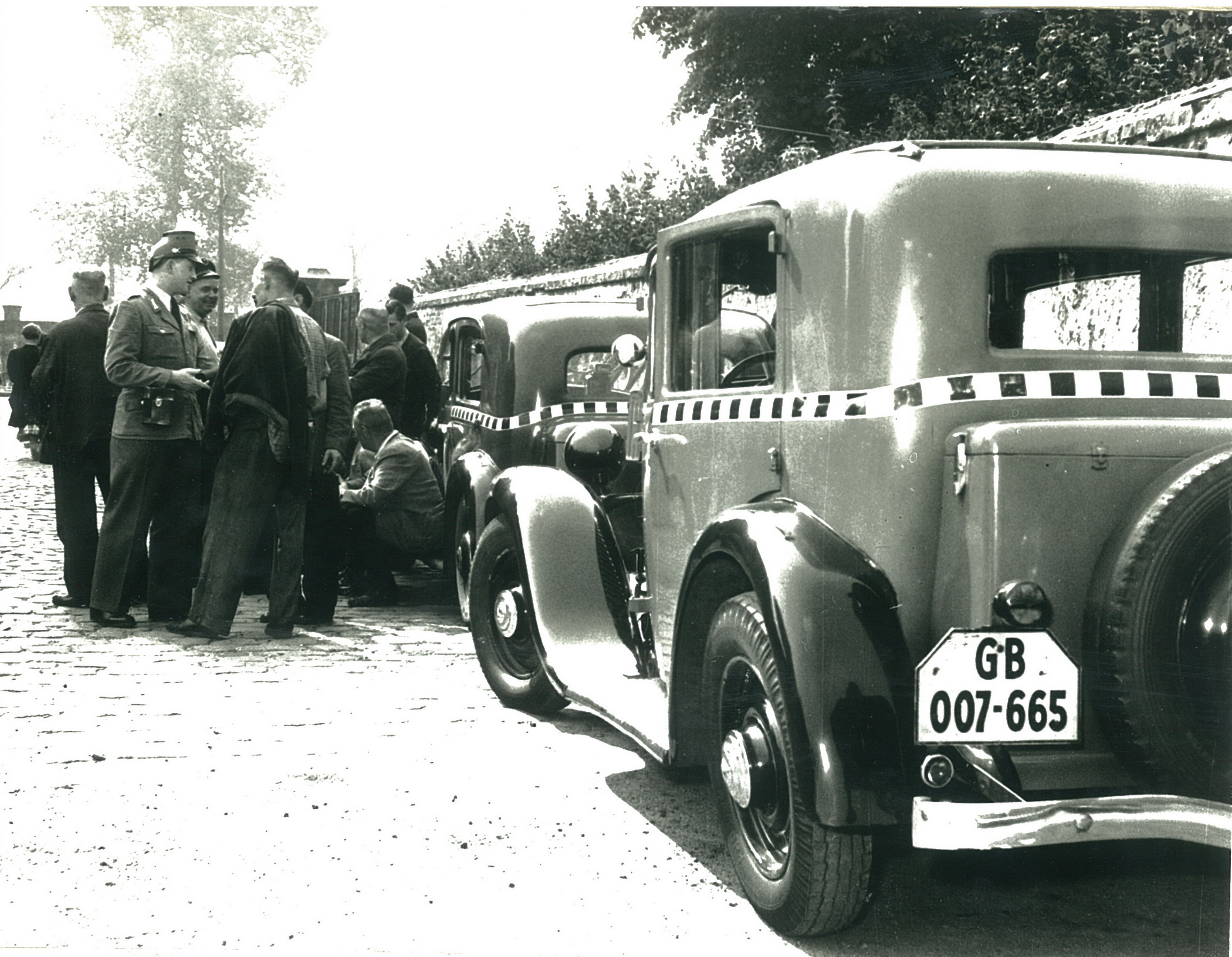 (D_Sovz_48-53)-E-Berlin_GB_007-665_(b-w)_taxi-vbKS