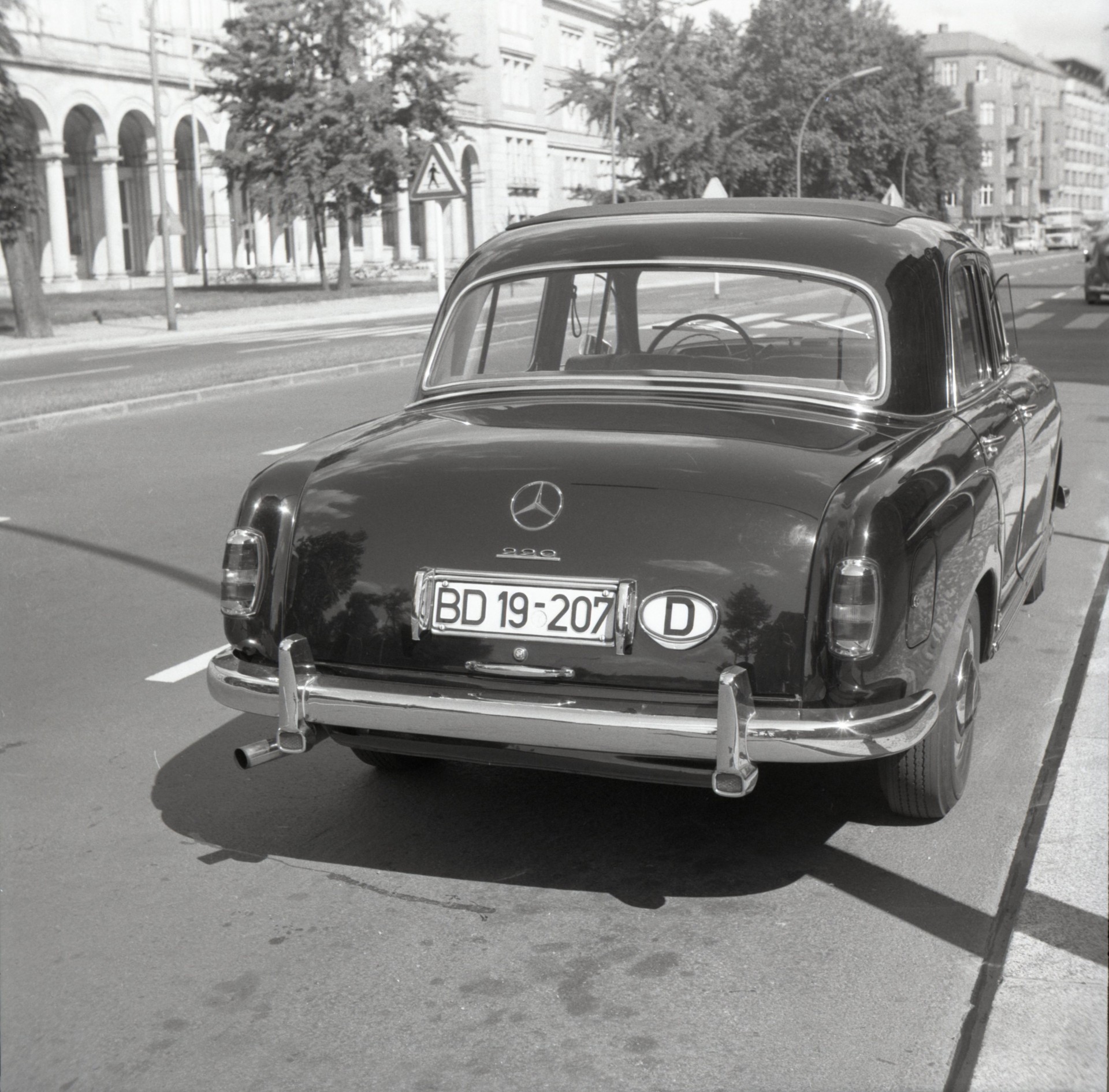(D-off,Fed-gv_56-95),Berlin_BD_19-207_M-B220-Berlin1962BL