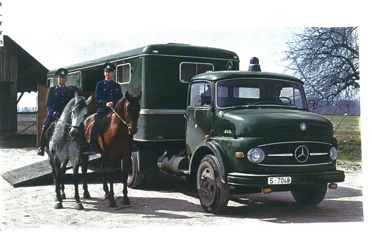 (D-off,_56-95)-Stuttgart_S-7028_M-B_horsebox-vbD4009KS