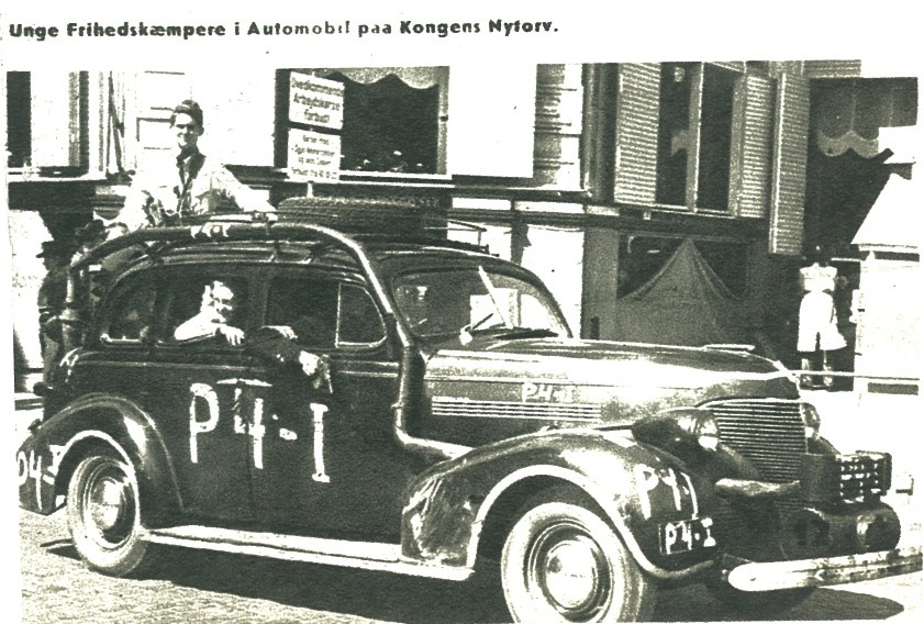 (DK-pol_40s)_Resistance_movement_1945_Copenhagen_(captionyoung_freedom_fighters_in_a_car)-vbKS