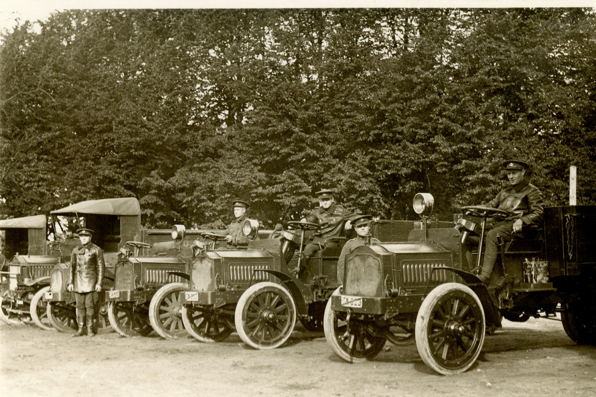 (EST-mil_21-31,28m)_SM_323_(bl-g-w)_row_of_lorries_(MF469_7-A8545-RV