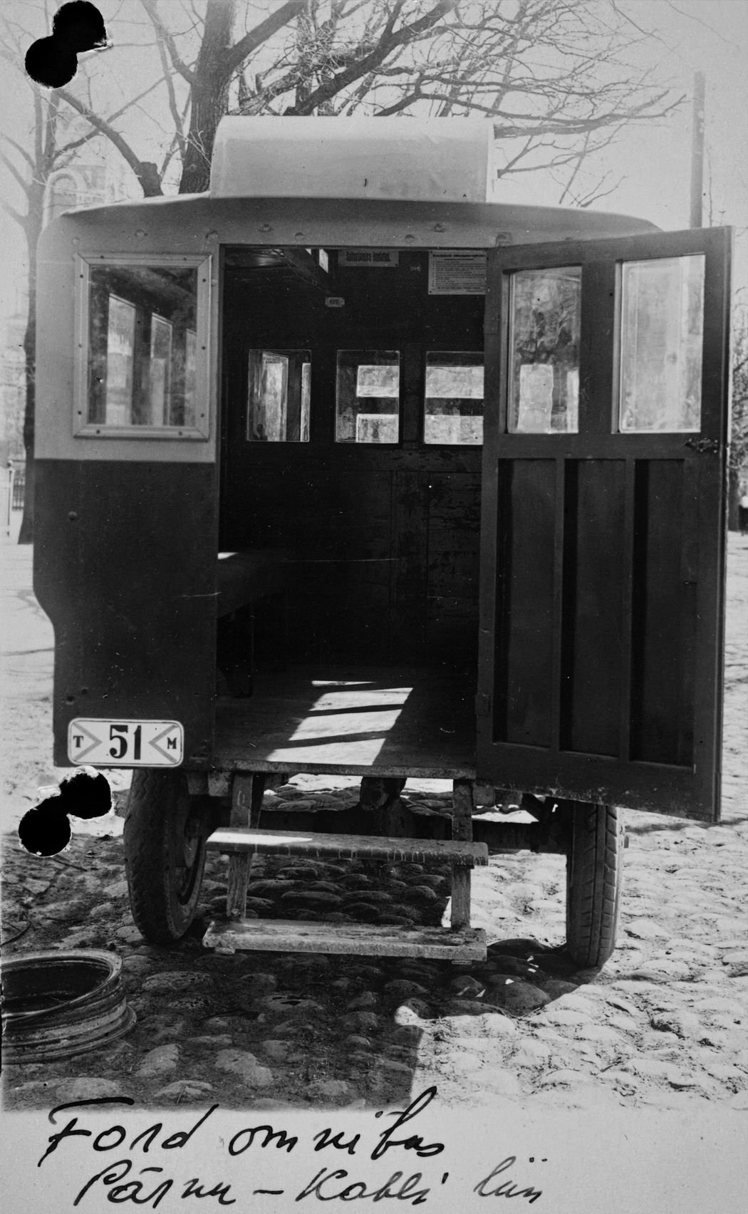 (EST_23-28,27)(EW)(psv-bus)_T_51_M_(b-w,blue_lining)_A-_Klein_Ford_bus_at_Parnu-RL