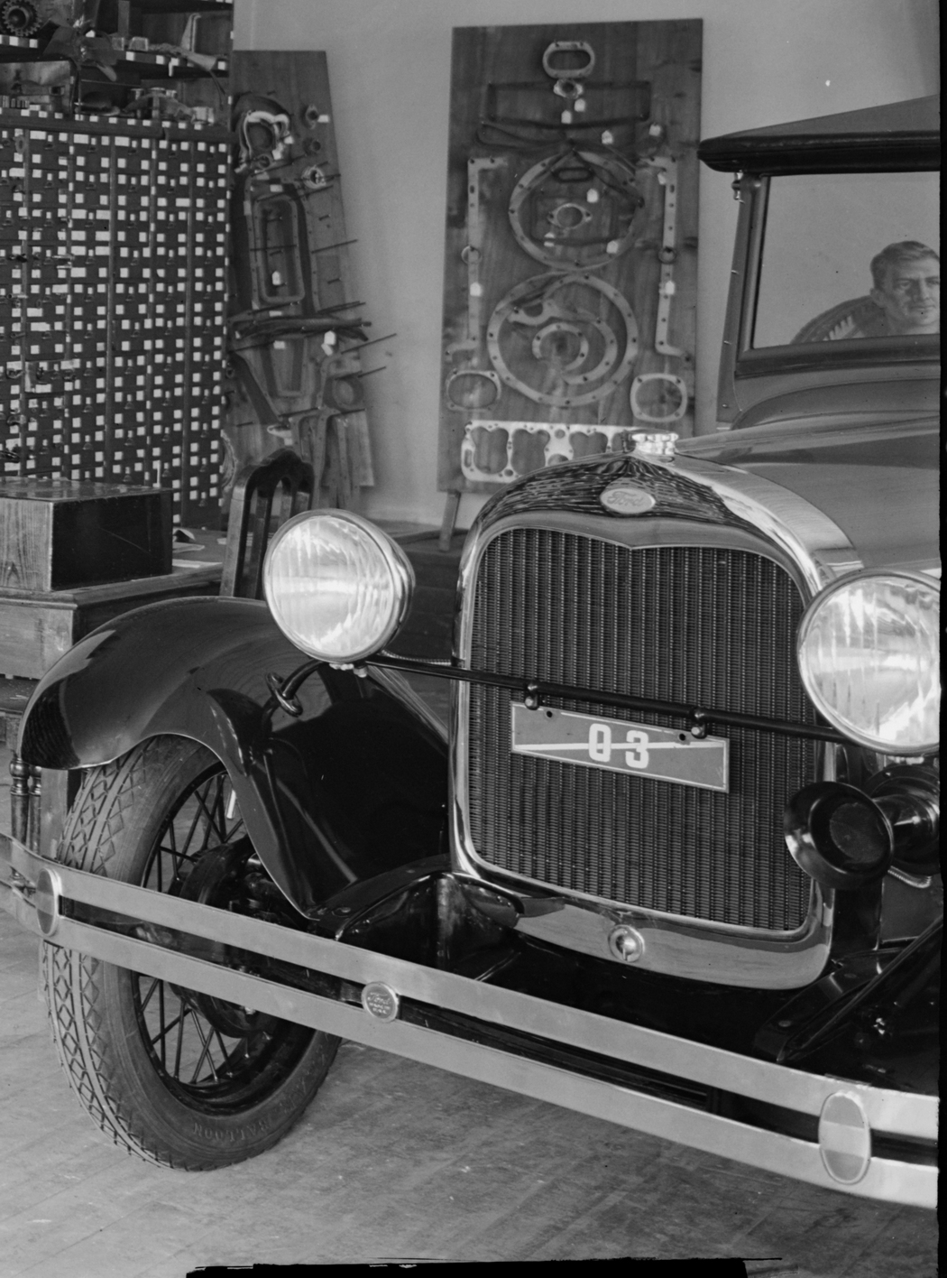 (EST_30s_dlr)_03_Ford_A-RV