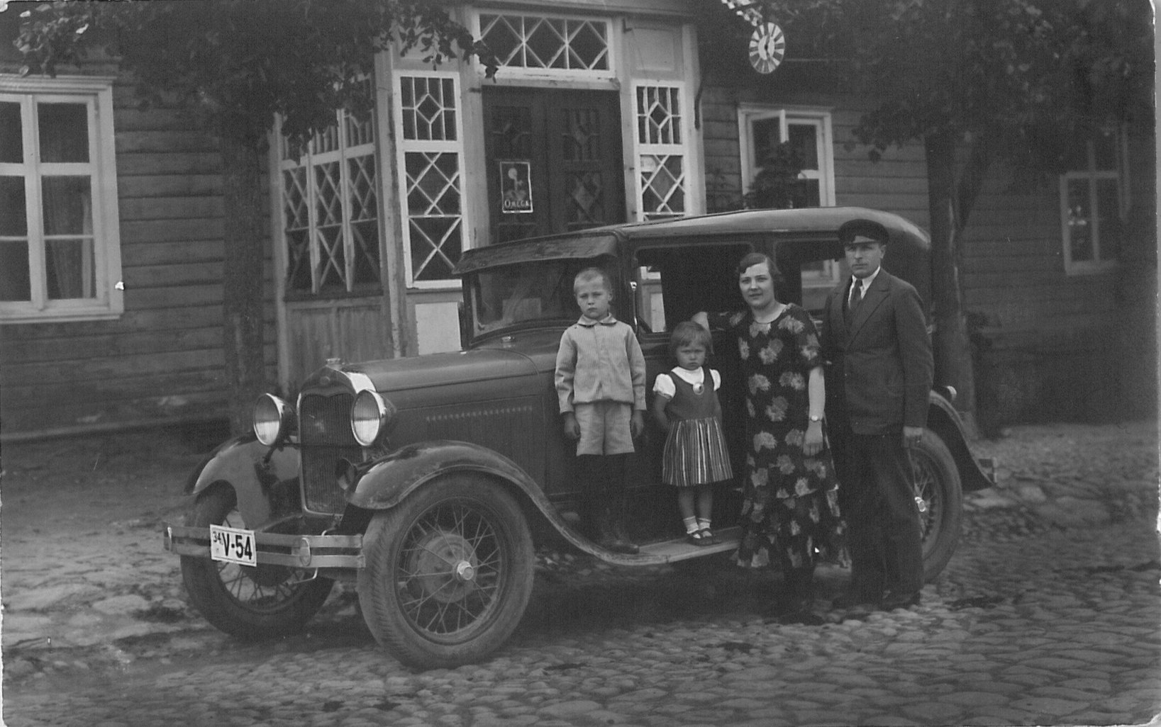 (EST_33-40,34)(EW)_34V-54_(w-b)_Ford_A-19320000_Loigo