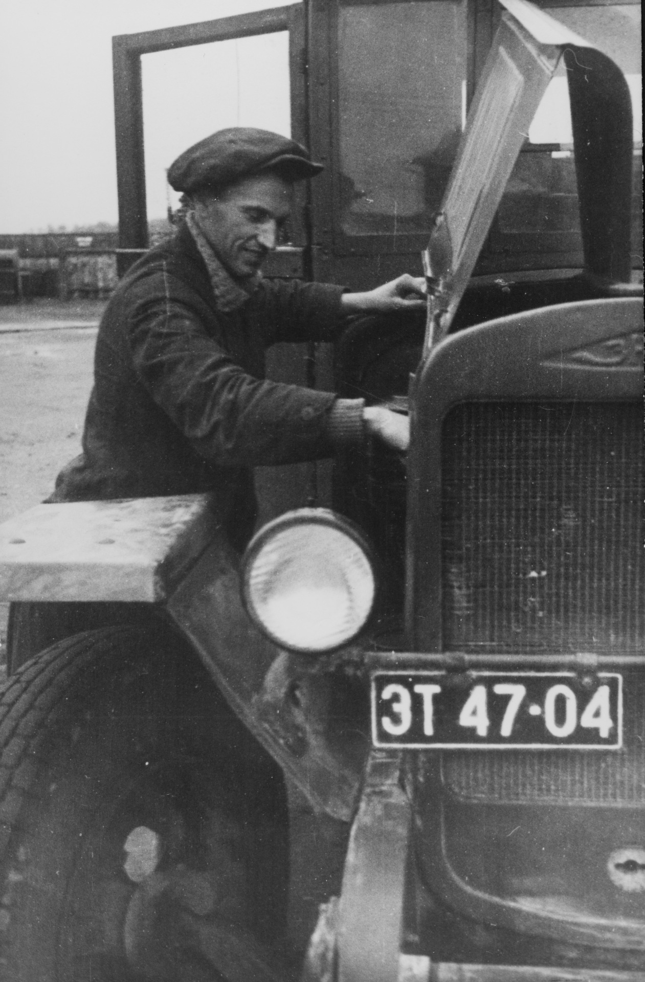 efa0204_000_0000000_01075_ft_-_Copy-ST_47-04_)w-b)_lorry-RV
