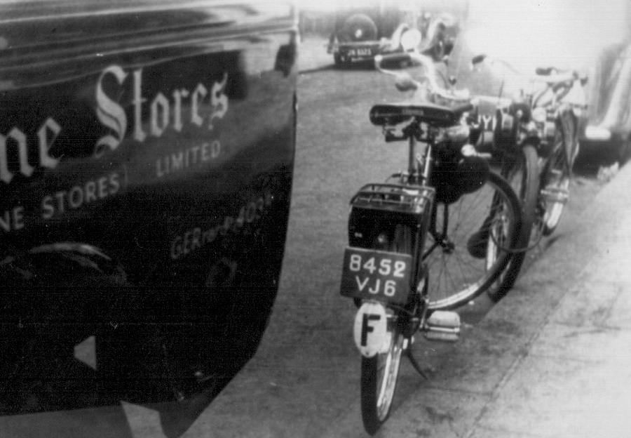 (F_47-49_si)-Seine49_8452_VJ_6_moped-London1949JP