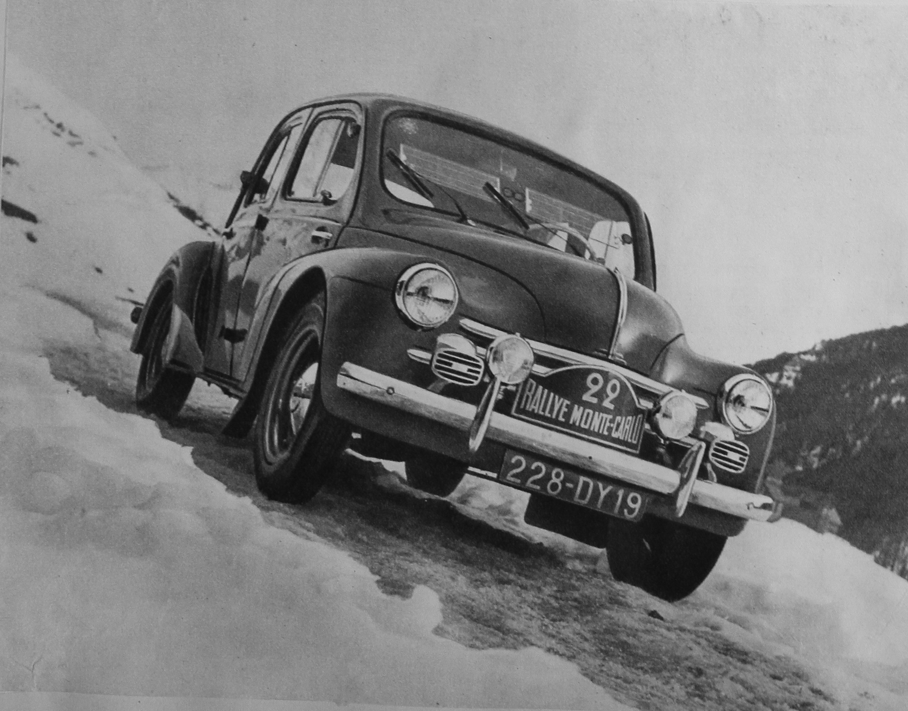 (F_50-09)-19,Correze_228_DY_19_Monte_rally_Ren750-vbF132KS