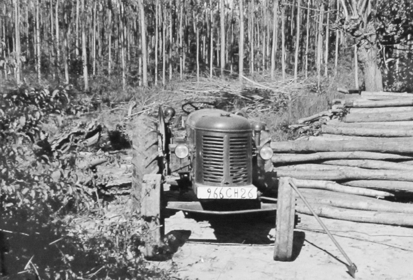 (F_50-09)-26,Drome56_966_CH_26_(b-w)_tractor_vbF-KS