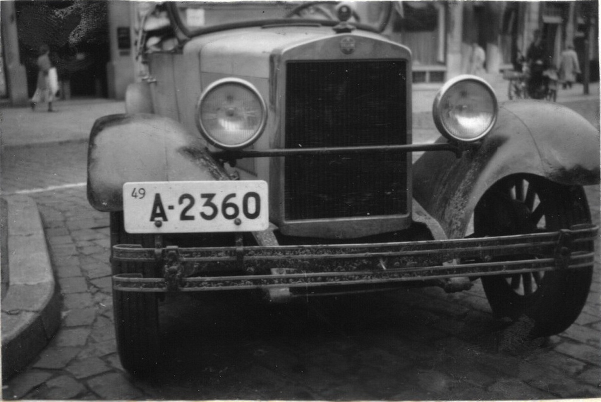 (FIN_29-49,49)-Helsinki_49_A_2360_(b-w)_old_car-vbKS