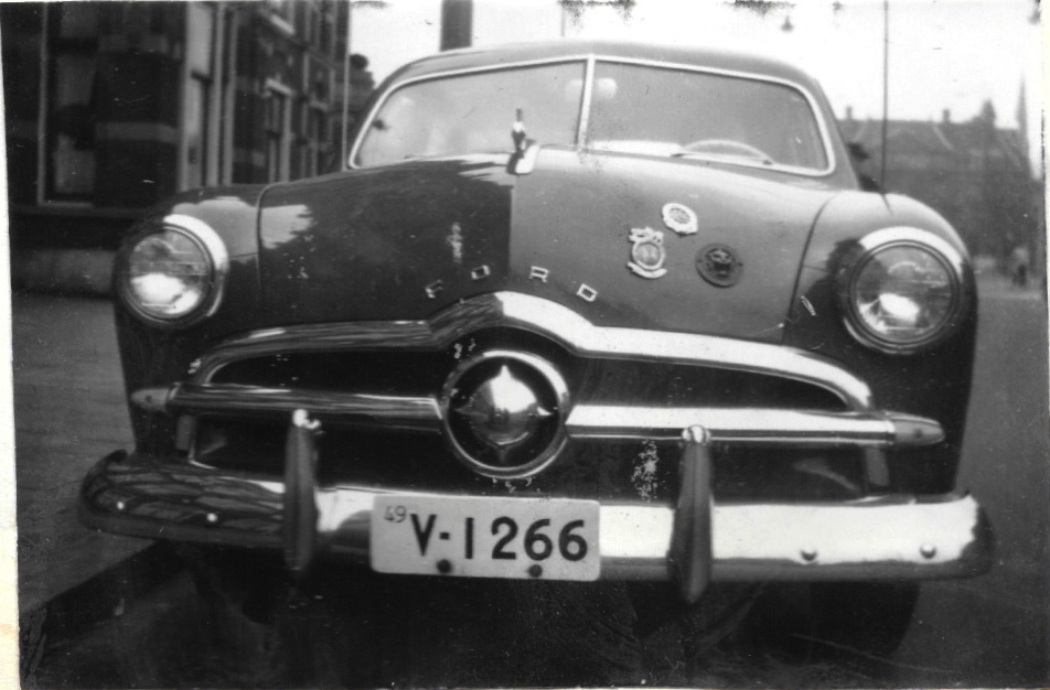 (FIN_29-49,49)-Vaasa_49_V-1266_(b-w)_Ford_Custom_Sedan-vb1949KS
