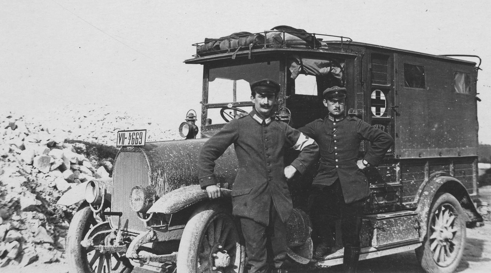 (AH_06-18)-Budapest_area7,Kecskemet_CB_7-4669_(b-w)_Opel_ambulance-JEC