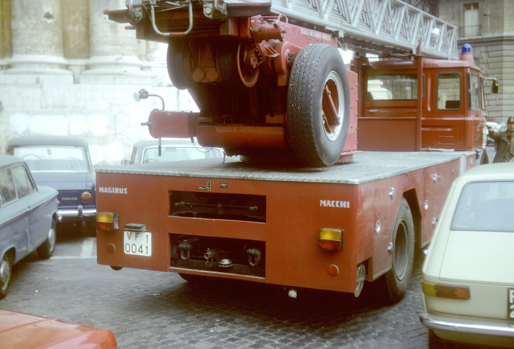 (I-off-fire_41~)_VF_10041_r_(r+b-w)_Vigile_Fuoco_Fiat_tender-TG