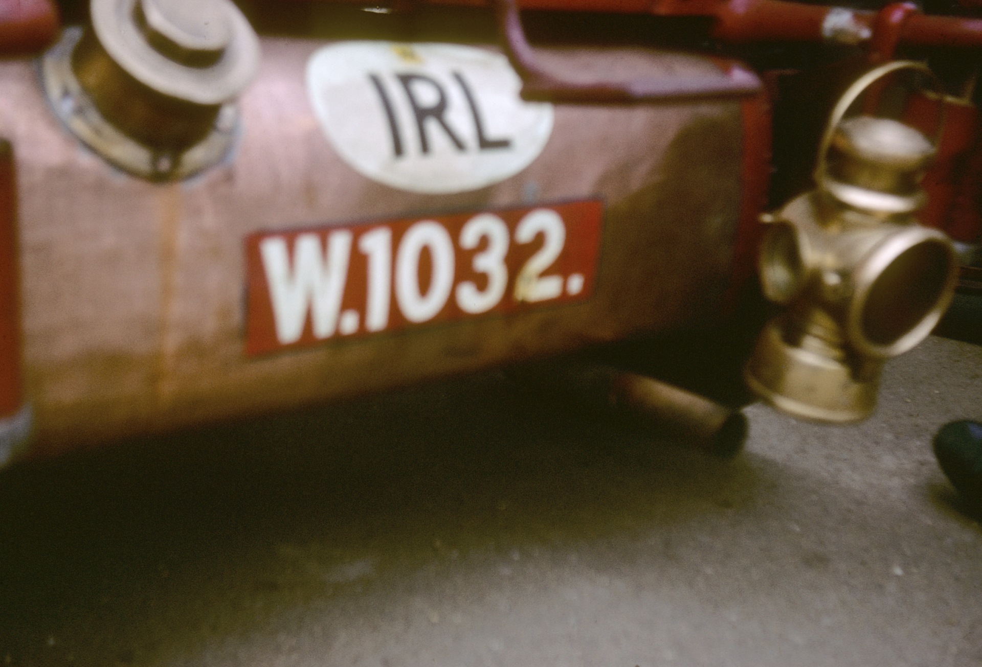q(GB-q(dlr)_W-1023-(IRL_oval)(w-r)_vintage_car1-TG