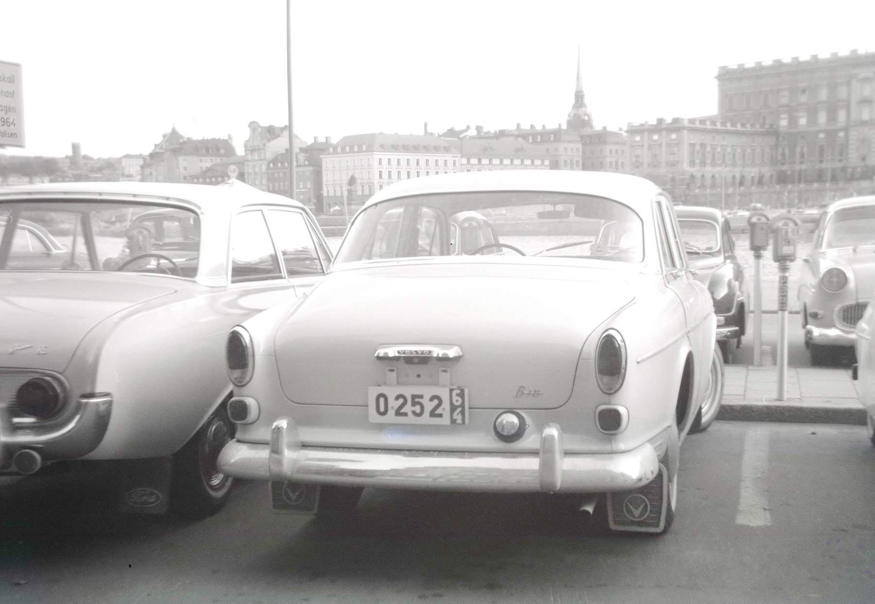 (S-exp_64-66,64)-Gothenburg_O_252_64_(b-w,w-r)_VolvoB10-BL